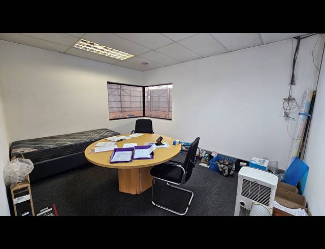 872M² WAREHOUSE TO LET IN JET PARK